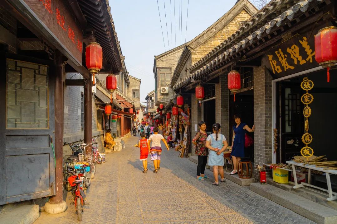 走進(jìn)南陽(yáng)古鎮(zhèn)，靜看搖櫓船，輕輕卷漣漪